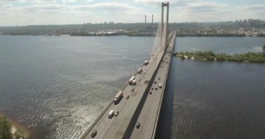 Güney Köprüsü, şehir Kiev Ukrayna Hava. Güney Köprüsü Kiev şehir. Dinyeper nehir, nehir köprü üstünden geçiyor. Şehir manzarası kuşbakışı göz görünümü köprü Nehri üzerinde. yaz günü