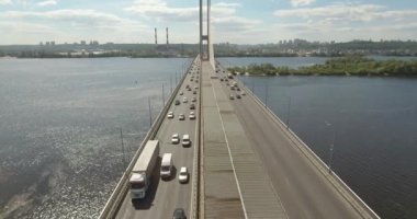 Güney Köprüsü, şehir Kiev Ukrayna Hava. Güney Köprüsü Kiev şehir. Dinyeper nehir, nehir köprü üstünden geçiyor. Şehir manzarası kuşbakışı göz görünümü köprü Nehri üzerinde. yaz günü