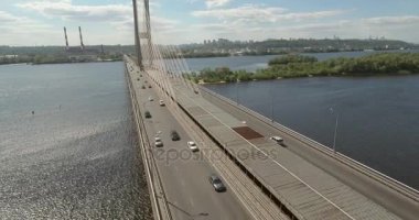 Güney Köprüsü, şehir Kiev Ukrayna Hava. Güney Köprüsü Kiev şehir. Dinyeper nehir, nehir köprü üstünden geçiyor. Şehir manzarası kuşbakışı göz görünümü köprü Nehri üzerinde. yaz günü