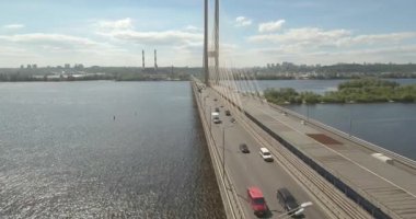 Güney Köprüsü, şehir Kiev Ukrayna Hava. Güney Köprüsü Kiev şehir. Dinyeper nehir, nehir köprü üstünden geçiyor. Şehir manzarası kuşbakışı göz görünümü köprü Nehri üzerinde. yaz günü