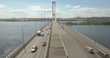 Güney Köprüsü, şehir Kiev Ukrayna Hava. Güney Köprüsü Kiev şehir. Dinyeper nehir, nehir köprü üstünden geçiyor. Şehir manzarası kuşbakışı göz görünümü köprü Nehri üzerinde. yaz günü