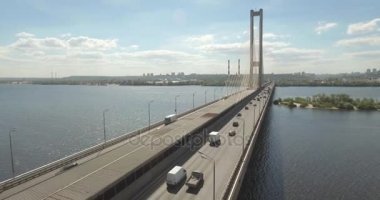 Güney Köprüsü, şehir Kiev Ukrayna Hava. Güney Köprüsü Kiev şehir. Dinyeper nehir, nehir köprü üstünden geçiyor. Şehir manzarası kuşbakışı göz görünümü köprü Nehri üzerinde. yaz günü
