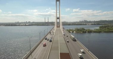 Güney Köprüsü, şehir Kiev Ukrayna Hava. Güney Köprüsü Kiev şehir. Dinyeper nehir, nehir köprü üstünden geçiyor. Şehir manzarası kuşbakışı göz görünümü köprü Nehri üzerinde. yaz günü