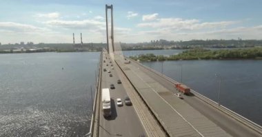 Güney Köprüsü, şehir Kiev Ukrayna Hava. Güney Köprüsü Kiev şehir. Dinyeper nehir, nehir köprü üstünden geçiyor. Şehir manzarası kuşbakışı göz görünümü köprü Nehri üzerinde. yaz günü