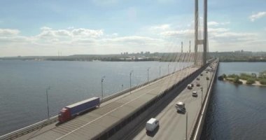 Güney Köprüsü, şehir Kiev Ukrayna Hava. Güney Köprüsü Kiev şehir. Dinyeper nehir, nehir köprü üstünden geçiyor. Şehir manzarası kuşbakışı göz görünümü köprü Nehri üzerinde. yaz günü