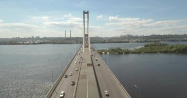 Güney Köprüsü, şehir Kiev Ukrayna Hava. Güney Köprüsü Kiev şehir. Dinyeper nehir, nehir köprü üstünden geçiyor. Şehir manzarası kuşbakışı göz görünümü köprü Nehri üzerinde. yaz günü
