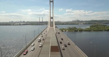 Güney Köprüsü, şehir Kiev Ukrayna Hava. Güney Köprüsü Kiev şehir. Dinyeper nehir, nehir köprü üstünden geçiyor. Şehir manzarası kuşbakışı göz görünümü köprü Nehri üzerinde. yaz günü