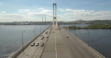 Güney Köprüsü, şehir Kiev Ukrayna Hava. Güney Köprüsü Kiev şehir. Dinyeper nehir, nehir köprü üstünden geçiyor. Şehir manzarası kuşbakışı göz görünümü köprü Nehri üzerinde. yaz günü