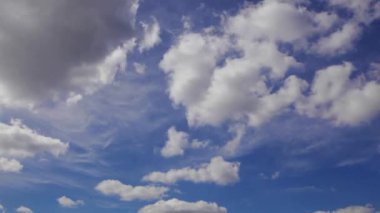 Zaman atlamalı bulutlu gökyüzü mavi gökyüzü üzerinde bir kadeh. Beyaz bulutların üzerinde mavi gökyüzü çalıştıran. kabarık beyaz bulutlar üzerinde mavi gökyüzü. Kabarık beyaz bulutlar ile mavi yaz yaz doğa resmi olarak. Zaman atlamalı vurdu.