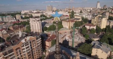Hava fotoğrafçılığı Kiev şehir panoraması. Cityscape üzerinden bir kuş bakışı. Şehir mimarisi. Yaz gün batımında şehirdir. Uçuş şehir mimarisi üzerinde.