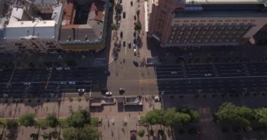 Hava. Kiev-bağımsızlık Meydanı hava Anketi, 20 Ağustos 2017. Sunrise adlı bir yükseklikten şehir manzarası. Yaz sabahı, şafak Kiev Antik şehir üzerinde. Şafakta evleri havadan çekim.