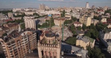 Hava. Kiev-bağımsızlık Meydanı hava Anketi, 20 Ağustos 2017. Sunrise adlı bir yükseklikten şehir manzarası. Yaz sabahı, şafak Kiev Antik şehir üzerinde. Şafakta evleri havadan çekim.