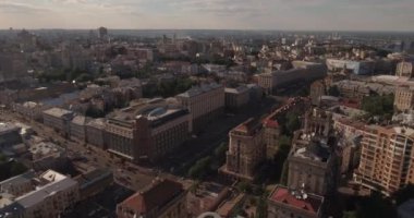 Hava. Kiev-bağımsızlık Meydanı hava Anketi, 20 Ağustos 2017. Sunrise adlı bir yükseklikten şehir manzarası. Yaz sabahı, şafak Kiev Antik şehir üzerinde. Şafakta evleri havadan çekim.