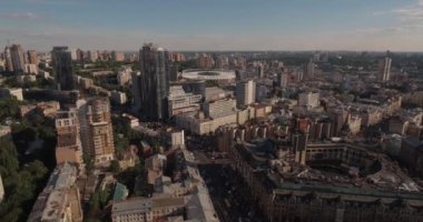 Hava. Kiev-bağımsızlık Meydanı hava Anketi, 20 Ağustos 2017. Sunrise adlı bir yükseklikten şehir manzarası. Yaz sabahı, şafak Kiev Antik şehir üzerinde. Şafakta evleri havadan çekim.