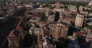 Hava. Kiev-bağımsızlık Meydanı hava Anketi, 20 Ağustos 2017. Sunrise adlı bir yükseklikten şehir manzarası. Yaz sabahı, şafak Kiev Antik şehir üzerinde. Şafakta evleri havadan çekim.