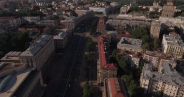 Hava. Kiev-bağımsızlık Meydanı hava Anketi, 20 Ağustos 2017. Sunrise adlı bir yükseklikten şehir manzarası. Yaz sabahı, şafak Kiev Antik şehir üzerinde. Şafakta evleri havadan çekim.