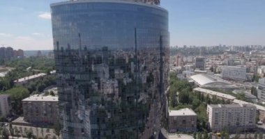 Kiev - cam gökdelen 2 Temmuz 2017. Hava yükselen bir kadeh yansıtıcı office gökdelen ayrıntılarda modern iş merkezleri. Cityscape, gökdelen, Bina, şehir merkezinde, İş Merkezi, açık.