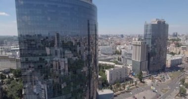 Kiev - cam gökdelen 2 Temmuz 2017. Hava yükselen bir kadeh yansıtıcı office gökdelen ayrıntılarda modern iş merkezleri. Cityscape, gökdelen, Bina, şehir merkezinde, İş Merkezi, açık.