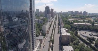 Kiev - cam gökdelen 2 Temmuz 2017. Hava yükselen bir kadeh yansıtıcı office gökdelen ayrıntılarda modern iş merkezleri. Cityscape, gökdelen, Bina, şehir merkezinde, İş Merkezi, açık.