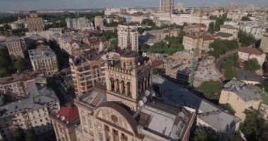 Hava. Kiev-bağımsızlık Meydanı hava Anketi, 20 Ağustos 2017. Sunrise adlı bir yükseklikten şehir manzarası. Yaz sabahı, şafak Kiev Antik şehir üzerinde. Şafakta evleri havadan çekim.