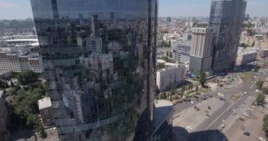 Kiev - cam gökdelen 2 Temmuz 2017. Hava yükselen bir kadeh yansıtıcı office gökdelen ayrıntılarda modern iş merkezleri. Cityscape, gökdelen, Bina, şehir merkezinde, İş Merkezi, açık.