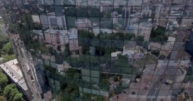 Kiev - cam gökdelen 2 Temmuz 2017. Hava yükselen bir kadeh yansıtıcı office gökdelen ayrıntılarda modern iş merkezleri. Cityscape, gökdelen, Bina, şehir merkezinde, İş Merkezi, açık.