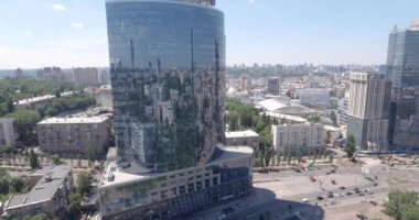 Kiev - cam gökdelen 2 Temmuz 2017. Hava yükselen bir kadeh yansıtıcı office gökdelen ayrıntılarda modern iş merkezleri. Cityscape, gökdelen, Bina, şehir merkezinde, İş Merkezi, açık.