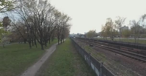 Woonwijk Van Stad Bij Zonsondergang Luchtfoto Stadsgezicht Parken Pleinen Van — Stockvideo