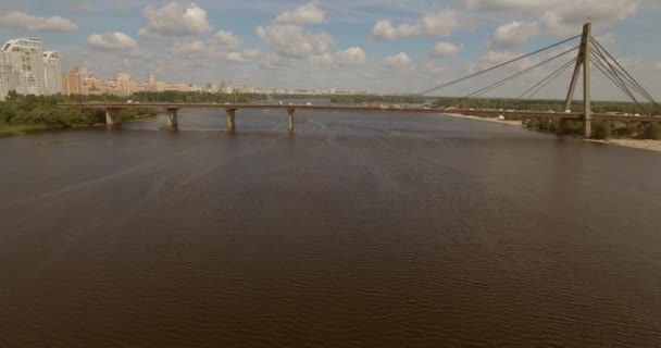 Stadslandskapet Moskva Bridge Kiev Flygfotografering Bro Solig Sommardag Bro Över — Stockvideo