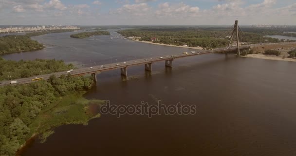 城市风景 莫斯科桥梁 在夏日阳光明媚的日子里 一座桥的空中摄影 从鸟瞰图上第聂伯河河上的桥 第聂伯河河的背景 — 图库视频影像