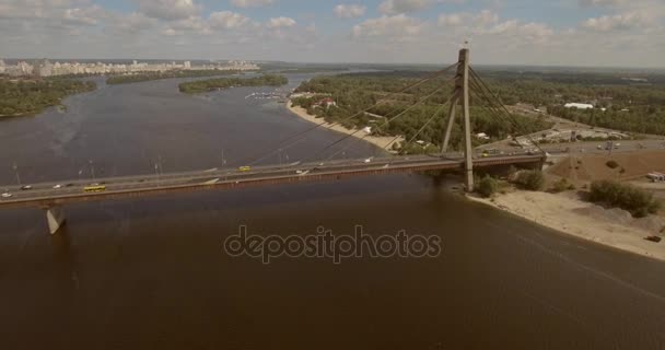 Stadtlandschaft Moskauer Brücke Kiev Luftaufnahme Einer Brücke Einem Sonnigen Sommertag — Stockvideo