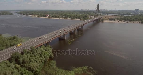 城市风景 莫斯科桥梁 在夏日阳光明媚的日子里 一座桥的空中摄影 从鸟瞰图上第聂伯河河上的桥 第聂伯河河的背景 — 图库视频影像