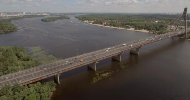 Stadtlandschaft Moskauer Brücke Kiev Luftaufnahme Einer Brücke Einem Sonnigen Sommertag — Stockvideo