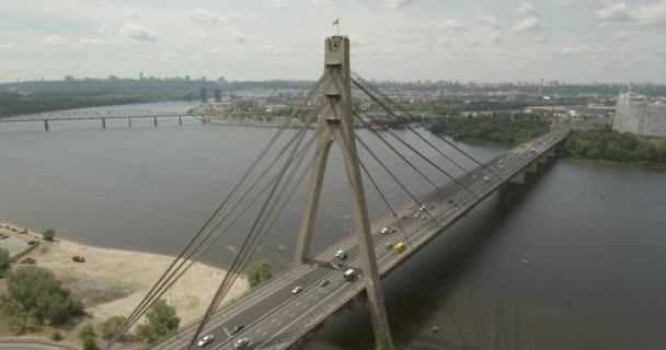 街の風景 橋はモスクワ キエフ 夏の晴れた日の橋の航空写真 鳥の目のビューからドニエプル川に架かる橋します 背景には ドニエプル川 — ストック動画