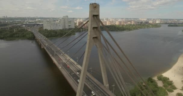 街の風景 橋はモスクワ キエフ 夏の晴れた日の橋の航空写真 鳥の目のビューからドニエプル川に架かる橋します 背景には ドニエプル川 — ストック動画