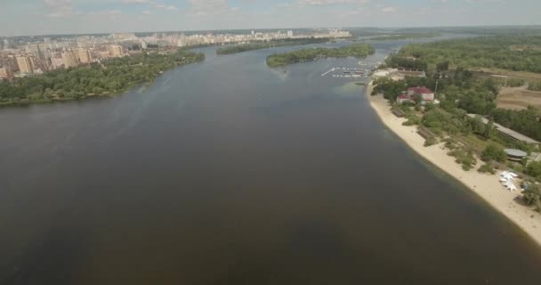 Paysage urbain, pont de Moscou, Kiev. Photographie aérienne d'un pont par une journée ensoleillée d'été. Pont au-dessus de la rivière Dniepr d'une vue d'oiseau. La rivière Dniepr dans le contexte .