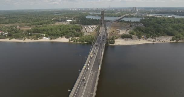 키예프 우크라이나의의 사우스 브릿지를 드니프르 다리는 십자가 다리를 보기에서 풍경입니다 — 비디오