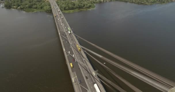 サウス ブリッジ ウクライナ キエフ市の航空写真 サウス ブリッジ都市キエフ ドニエプル川の川 橋は川を交差させます 鳥の目からの風景は 川の橋を表示します — ストック動画