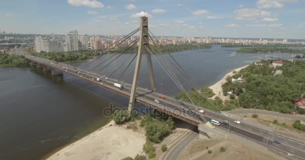 サウス ブリッジ ウクライナ キエフ市の航空写真 サウス ブリッジ都市キエフ ドニエプル川の川 橋は川を交差させます 鳥の目からの風景は 川の橋を表示します — ストック動画