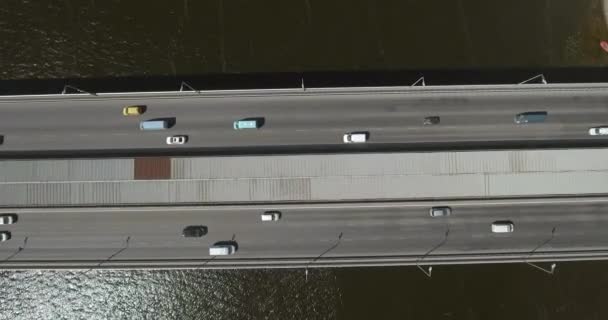 Aérien du pont sud, ville Kiev Ukraine. Pont Sud ville de Kiev. La rivière du Dniepr, le pont traverse la rivière. Paysage urbain depuis un pont à vue d'oiseau sur la rivière. jour d'été 