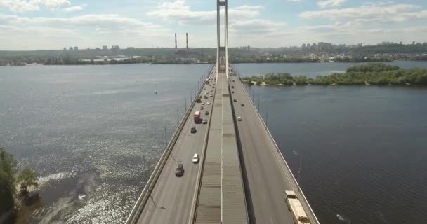 Aérien du pont sud, ville Kiev Ukraine. Pont Sud ville de Kiev. La rivière du Dniepr, le pont traverse la rivière. Paysage urbain depuis un pont à vue d'oiseau sur la rivière. jour d'été 
