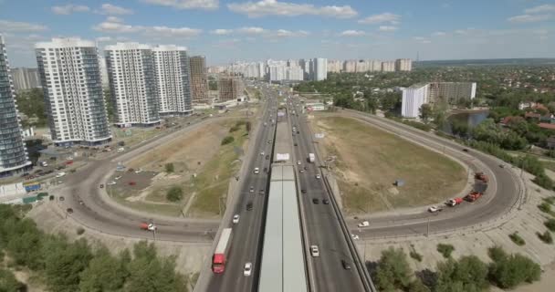 키예프 우크라이나의의 사우스 브릿지를 드니프르 다리는 십자가 다리를 보기에서 풍경입니다 — 비디오