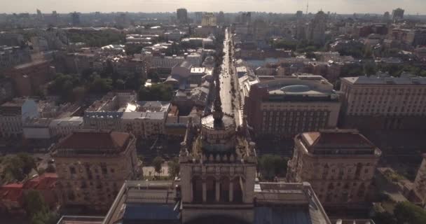 城市的全景基辅 空中摄影 鸟瞰图中的城市景观 城市建筑 夏天是日落时的城市 飞行在城市建筑学 — 图库视频影像