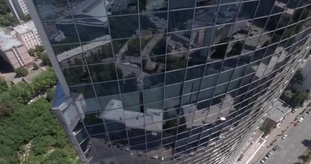 キエフ ガラスの超高層ビル 2017 モダンなビジネス地区に反射オフィス超高層ビル詳細の空中ライジング ショット 都市の景観 高層ビル ダウンタウンには ビジネス センター — ストック動画