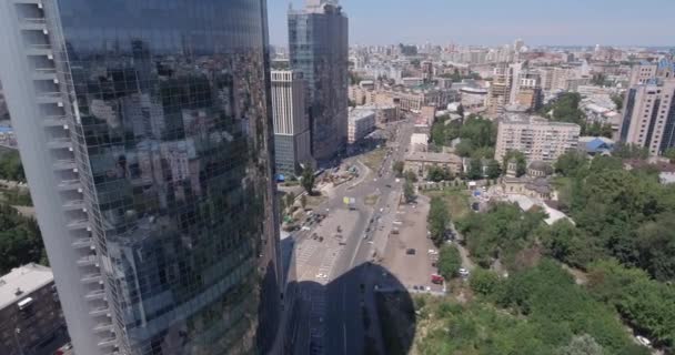 Kiev Glas Skyskrapa Juli 2017 Antenn Stigande Skott Reflekterande Office — Stockvideo