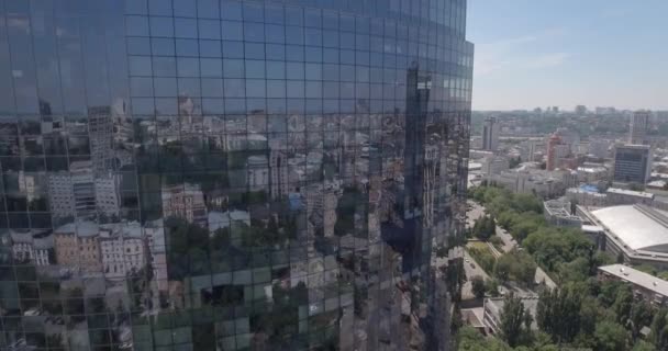 Antenne Loseup Wolkenkratzer Glasfenster Geschäftsgebäude Bezirk Globaler Handel Sanfte Kamerafahrten — Stockvideo