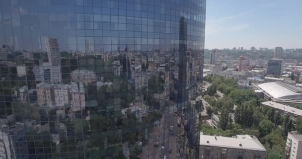 Antenne Loseup Wolkenkratzer Glasfenster Geschäftsgebäude Bezirk Globaler Handel Sanfte Kamerafahrten — Stockvideo