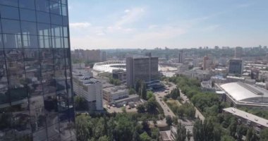Kiev - cam gökdelen 2 Temmuz 2017. Hava yükselen bir kadeh yansıtıcı office gökdelen ayrıntılarda modern iş merkezleri. Cityscape, gökdelen, Bina, şehir merkezinde, İş Merkezi, açık.