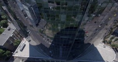 Kiev - cam gökdelen 2 Temmuz 2017. Hava yükselen bir kadeh yansıtıcı office gökdelen ayrıntılarda modern iş merkezleri. Cityscape, gökdelen, Bina, şehir merkezinde, İş Merkezi, açık.