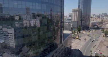 Kiev - cam gökdelen 2 Temmuz 2017. Hava yükselen bir kadeh yansıtıcı office gökdelen ayrıntılarda modern iş merkezleri. Cityscape, gökdelen, Bina, şehir merkezinde, İş Merkezi, açık.